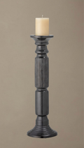 Candelabro alto de cerámica modelo Laurel en color negro satinado, con diseño torneado clásico y sección central estriada, sosteniendo una vela de pilar color crema.