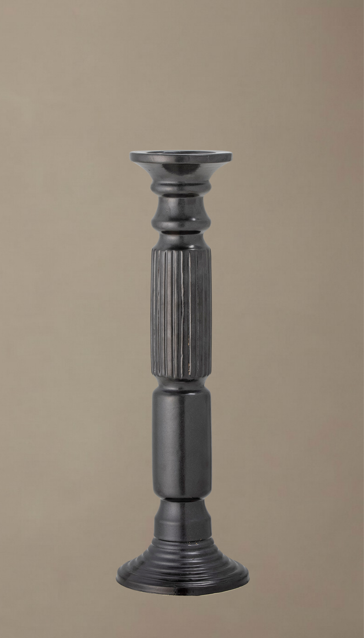Candelabro alto de cerámica modelo Laurel en color negro satinado, con diseño torneado clásico y sección central estriada, sosteniendo una vela de pilar color crema.