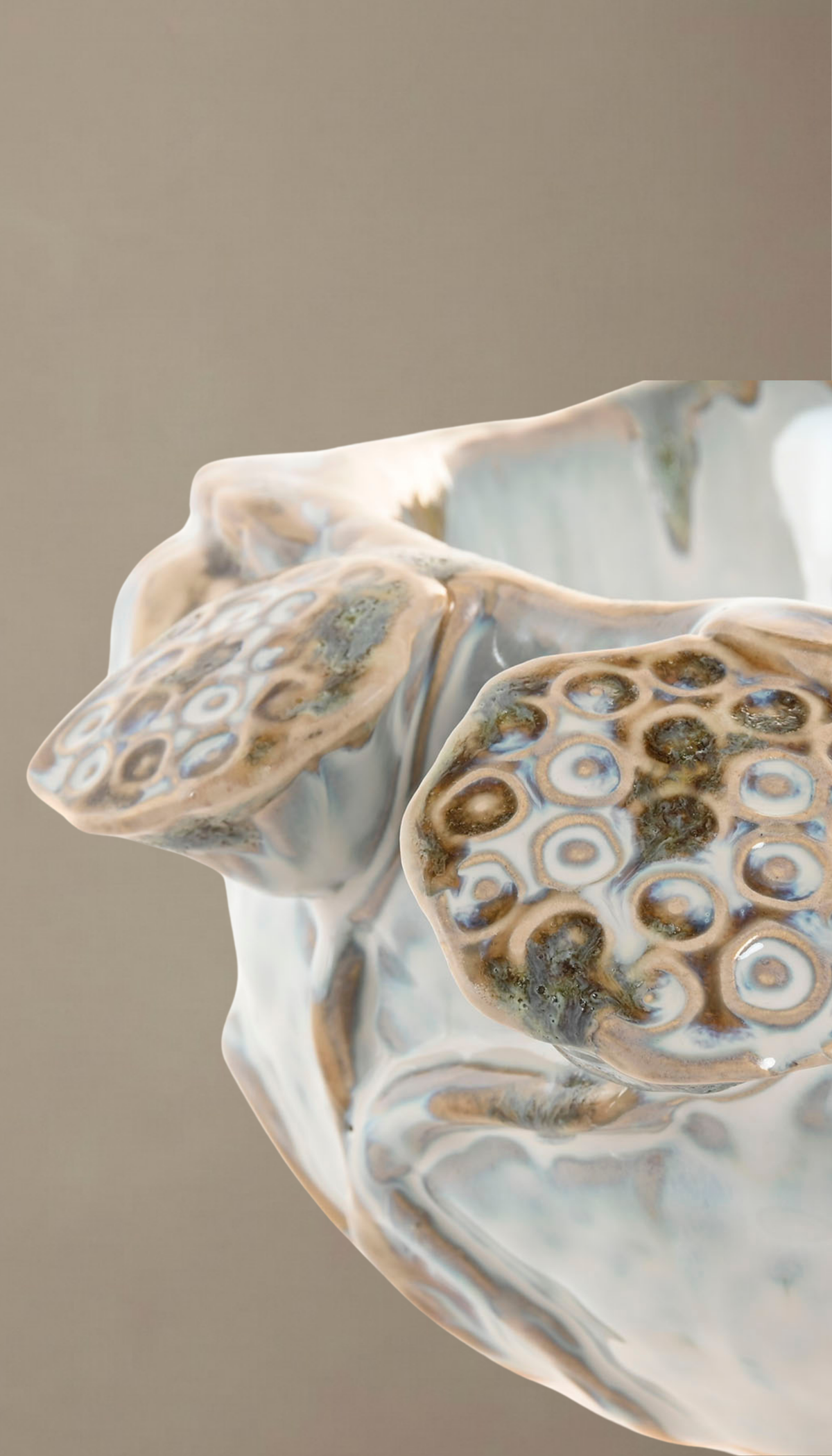 Centro de mesa modelo Zahara en cerámica esmaltada, diseño orgánico con relieves inspirados en la naturaleza en colores blanco y tonos tierra rústicos.