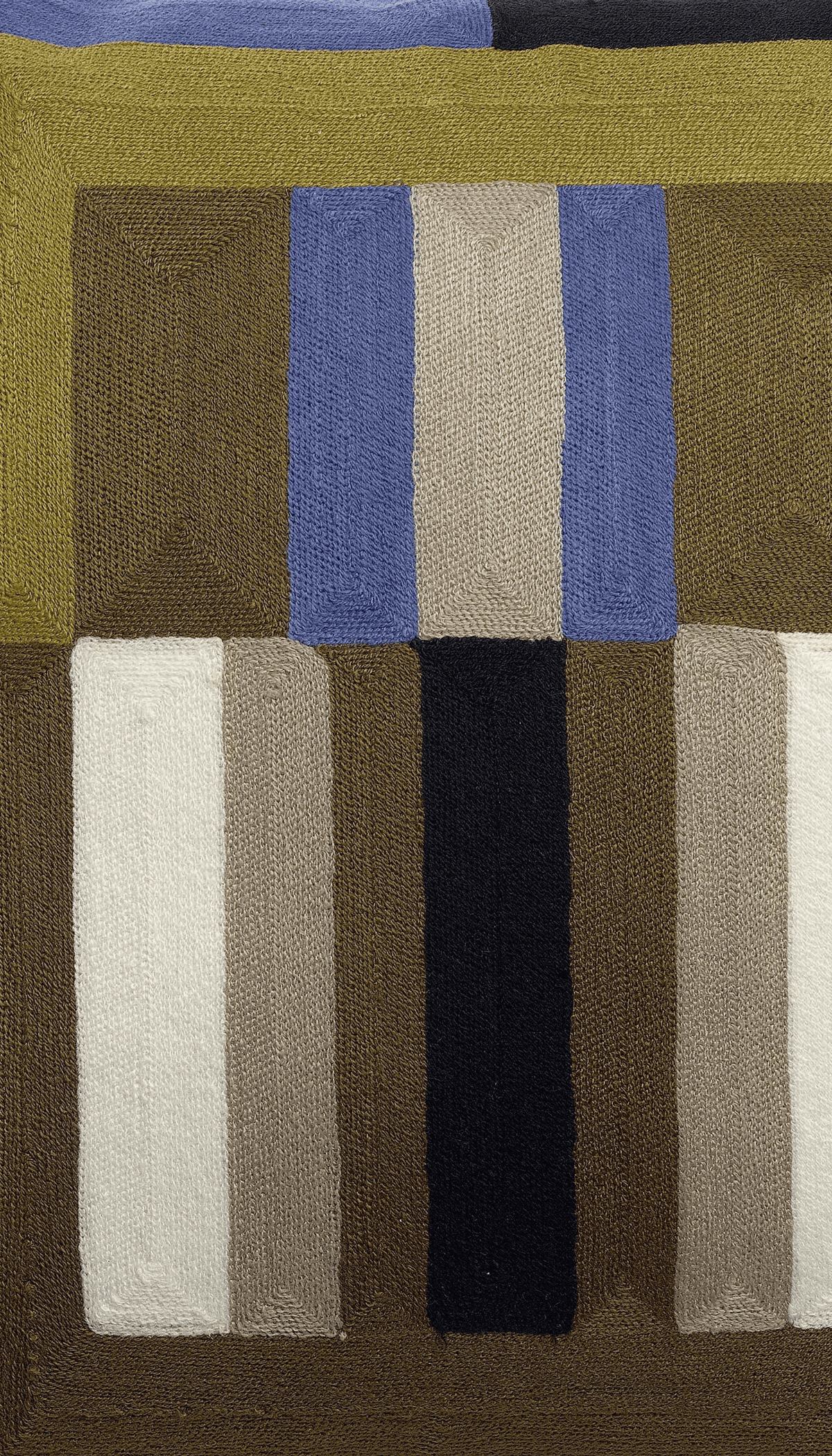 Cojín modelo Jalisco de 45x45cm, con patrón geométrico bordado a rayas y bloques combinando tonos tierra, oliva, negro, crema y detalles en azul eléctrico.