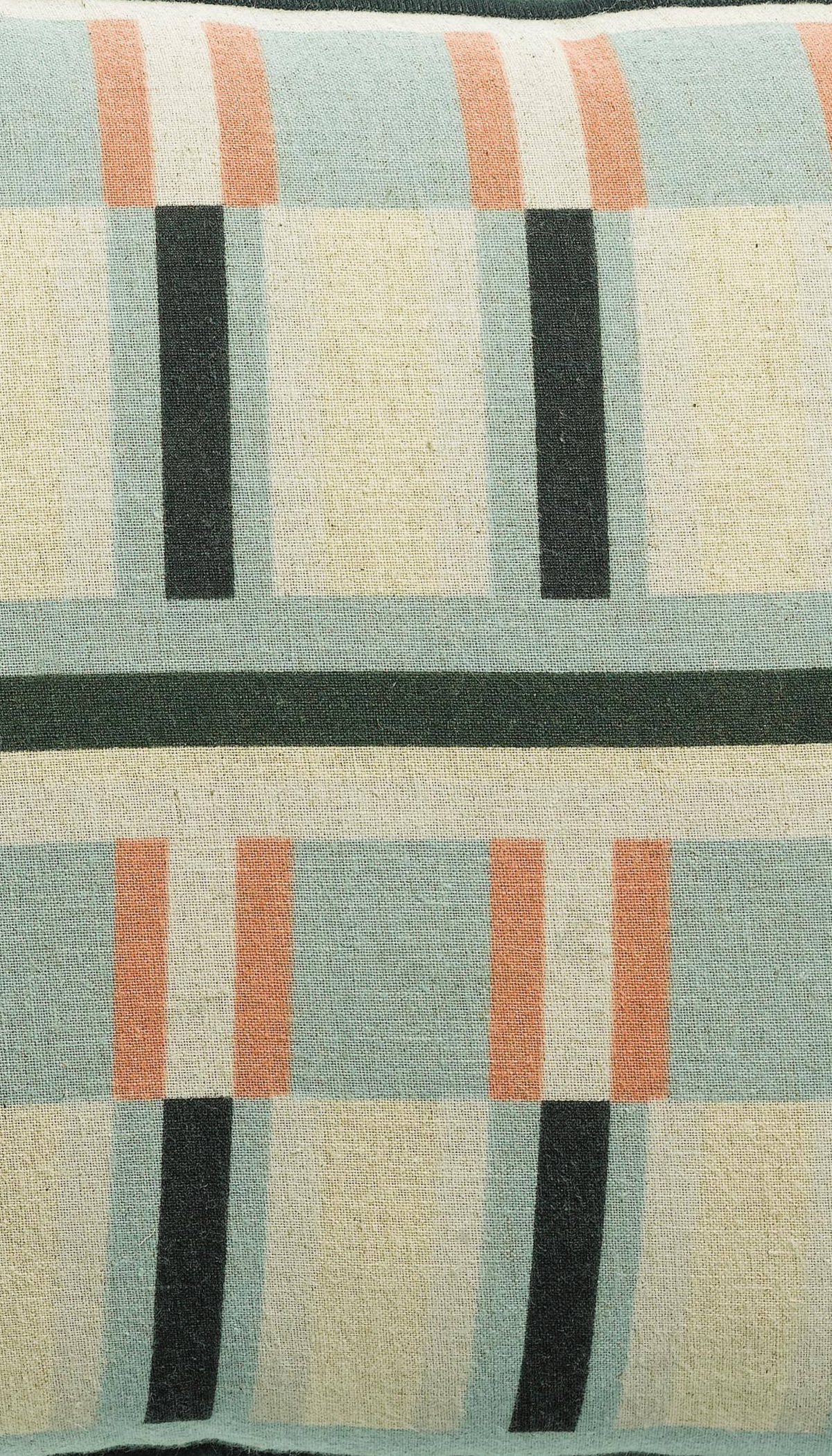 Cojín rectangular lumbar modelo Jalisco con estampado geométrico de rayas en tonos azul menta, crema, naranja y negro, rematado con un ribete perimetral oscuro.