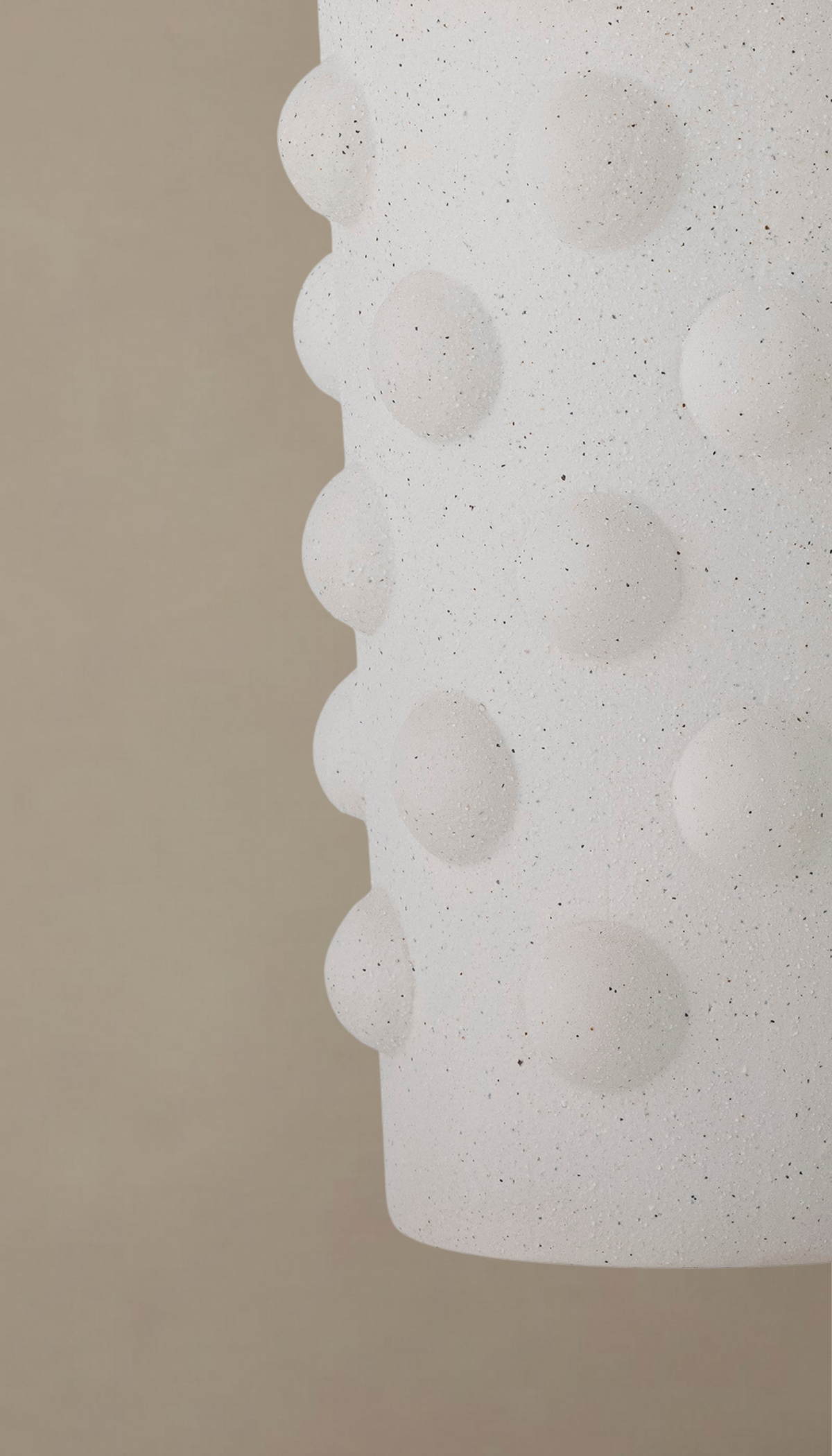 Jarrón de gres modelo Nardo en color blanco arena moteado, diseño cilíndrico con textura de esferas en relieve para decoración contemporánea.