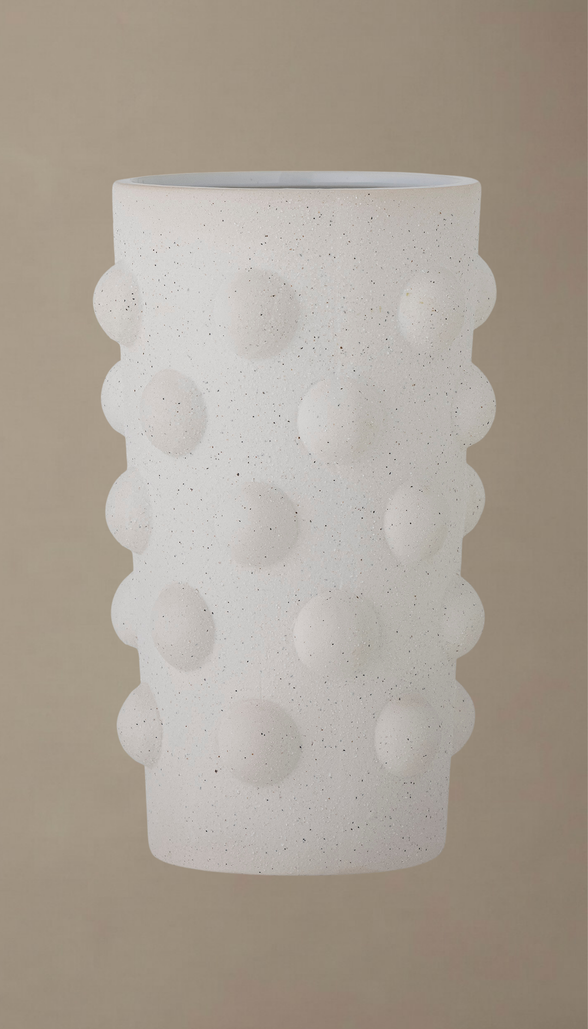 Jarrón de gres modelo Nardo en color blanco arena moteado, diseño cilíndrico con textura de esferas en relieve para decoración contemporánea.