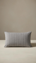 Funda de cojín rectangular lumbar modelo Évora en color gris antracita con un diseño clásico de finas rayas verticales blancas, perteneciente a un pack de dos unidades.