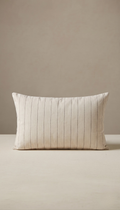 Funda de cojín rectangular lumbar modelo Évora en color crudo con un diseño clásico de finas rayas verticales blancas, perteneciente a un pack de dos unidades.