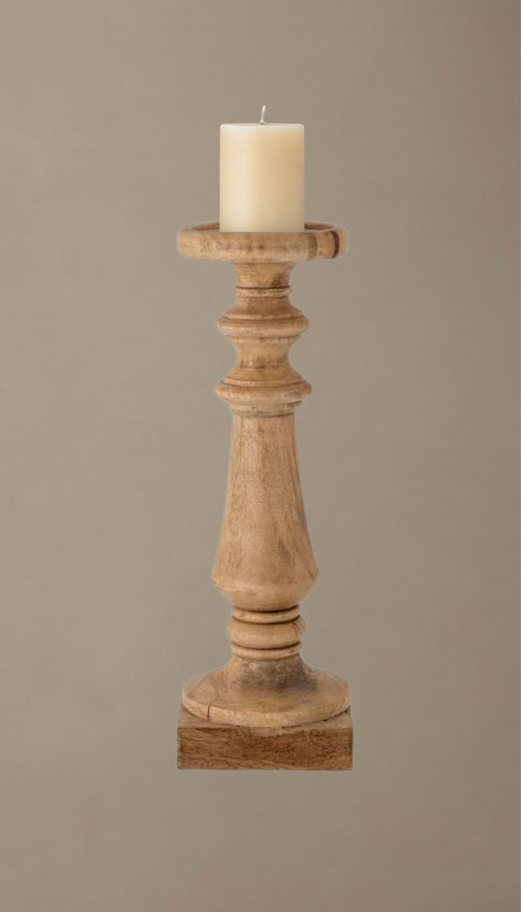 Pedestal de madera natural modelo Jara con diseño clásico torneado, base cuadrada y plato superior redondo, utilizado como portavelas de estilo rústico.