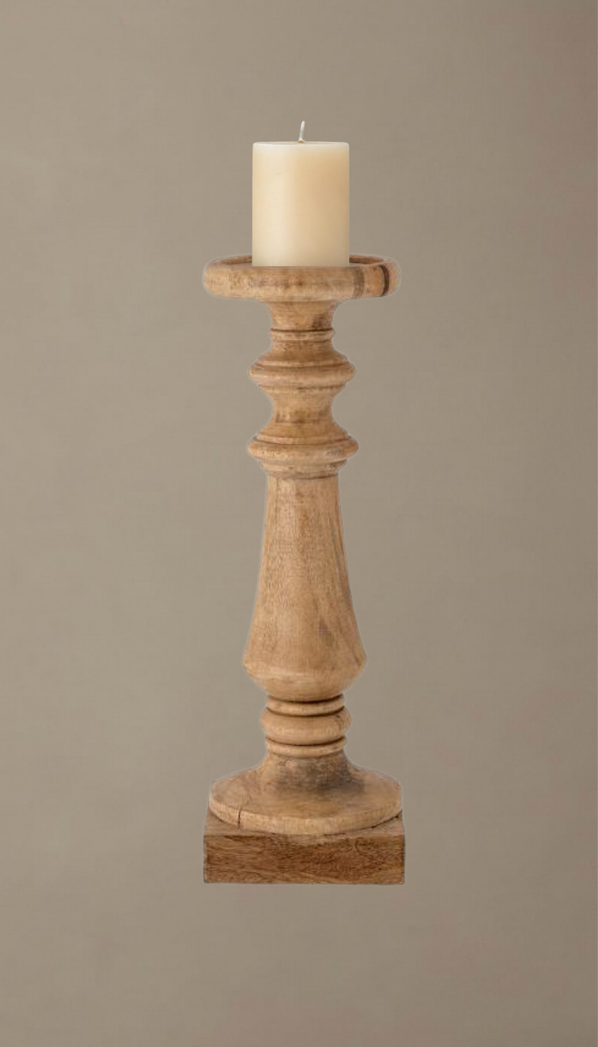 Pedestal de madera natural modelo Jara con diseño clásico torneado, base cuadrada y plato superior redondo, utilizado como portavelas de estilo rústico.