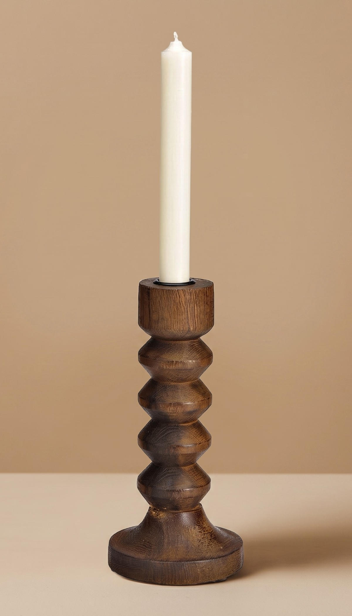 Portavelas modelo Azahar fabricado en madera de mango de tono oscuro, destacando su diseño clásico torneado de esferas apiladas y las hermosas vetas naturales del material.