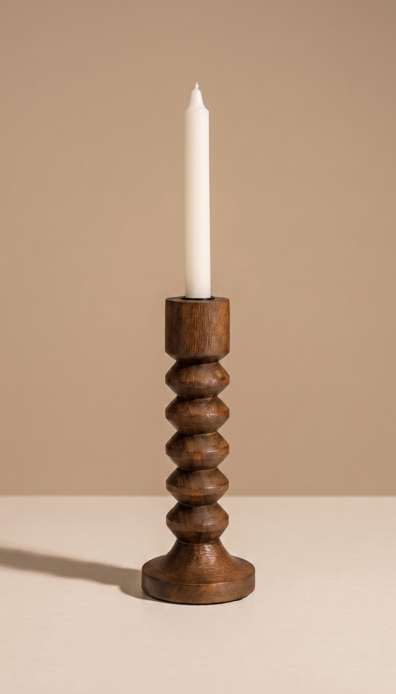 Portavelas modelo Zahara fabricado en madera de mango de tono oscuro, destacando su diseño clásico torneado de esferas apiladas y las hermosas vetas naturales del material.