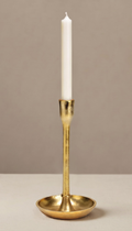 Portavelas de metal modelo Salina en color dorado, mostrando su silueta esbelta y minimalista con acabado texturizado de aspecto artesanal sobre una superficie despejada.