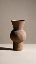Jarrón de cerámica cruda modelo Medina en color terracota terroso, con forma orgánica y textura rugosa, mostrando un estilo rústico y wabi-sabi.