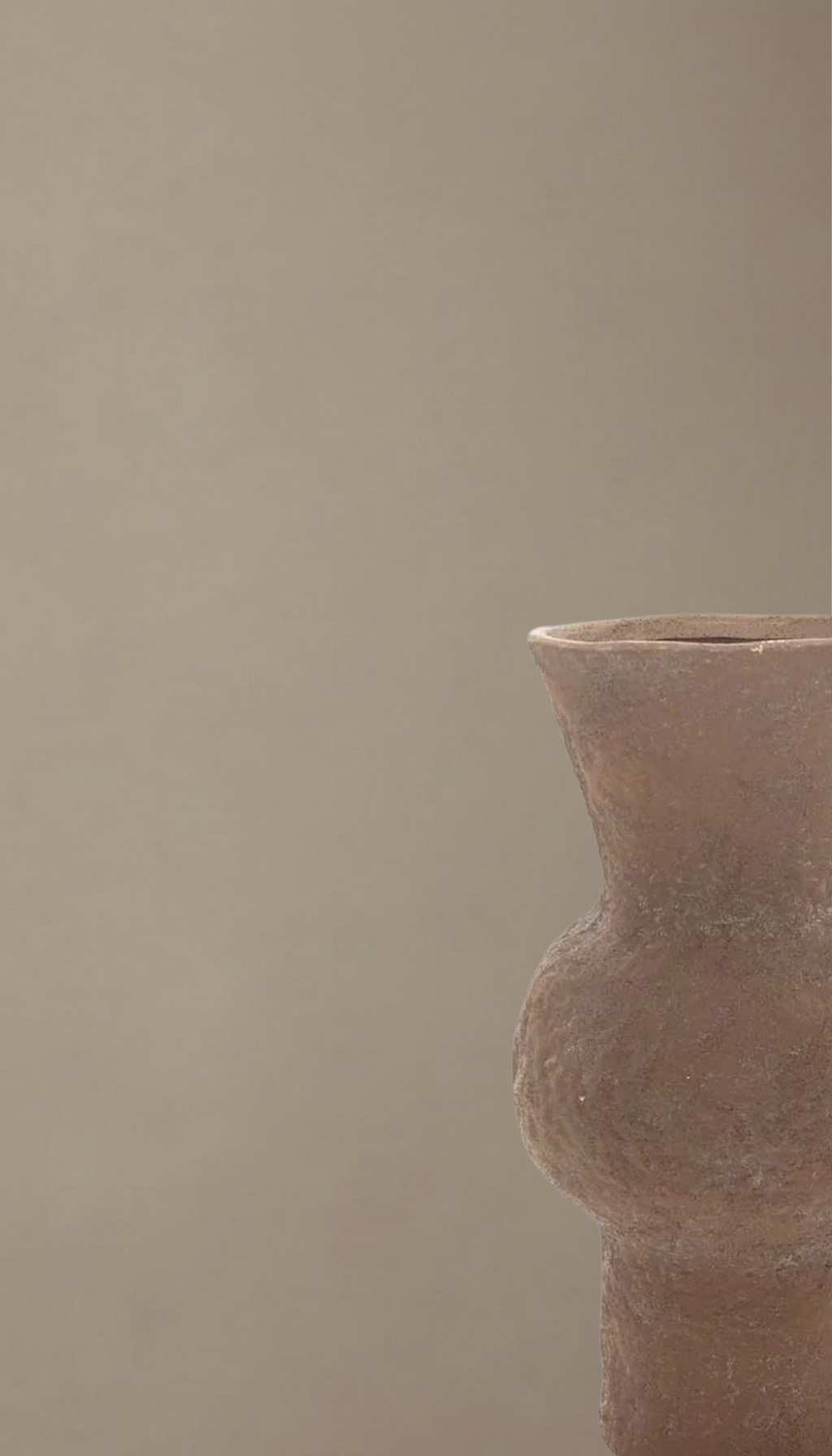 Jarrón de cerámica cruda modelo Medina en color terracota terroso, con forma orgánica y textura rugosa, mostrando un estilo rústico y wabi-sabi.